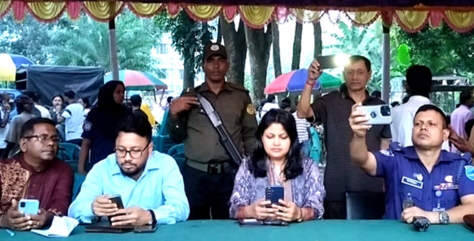 ঝিনাই নদীর দুই তীরে হাজারো মানুষ, কালিহাতীতে বর্ণাঢ্য নৌকা শোভাযাত্রা